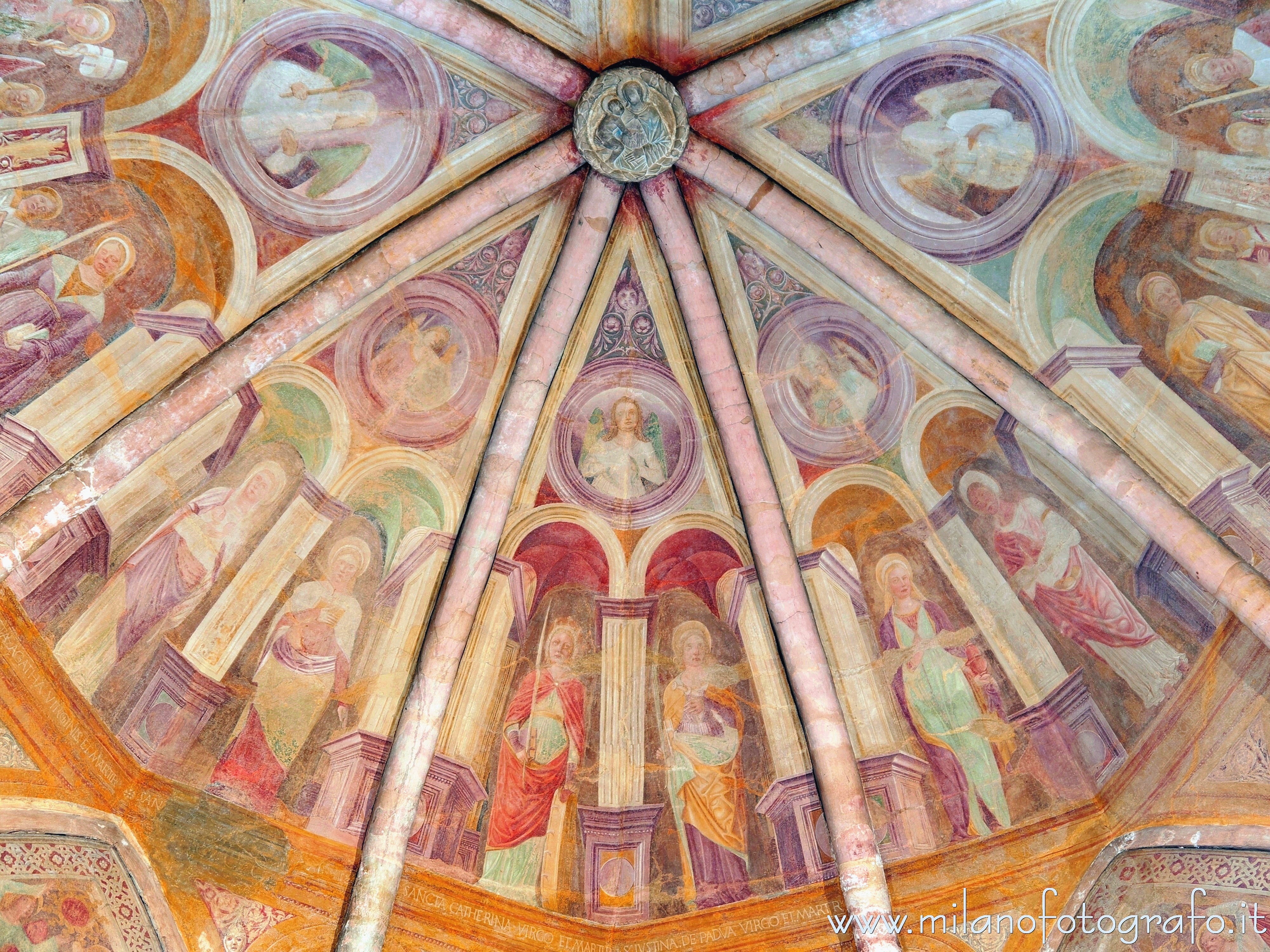 Milano - Affreschi sul soffitto della Cappella della Vergine nella Chiesa di San Pietro in Gessate